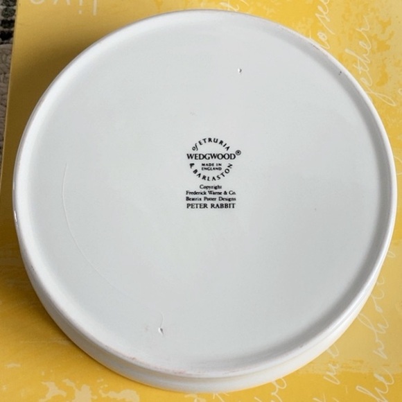 Peter Rabbit Beatrix Potter Storybook and Wedgwood Bowl - Picture 7 of 7